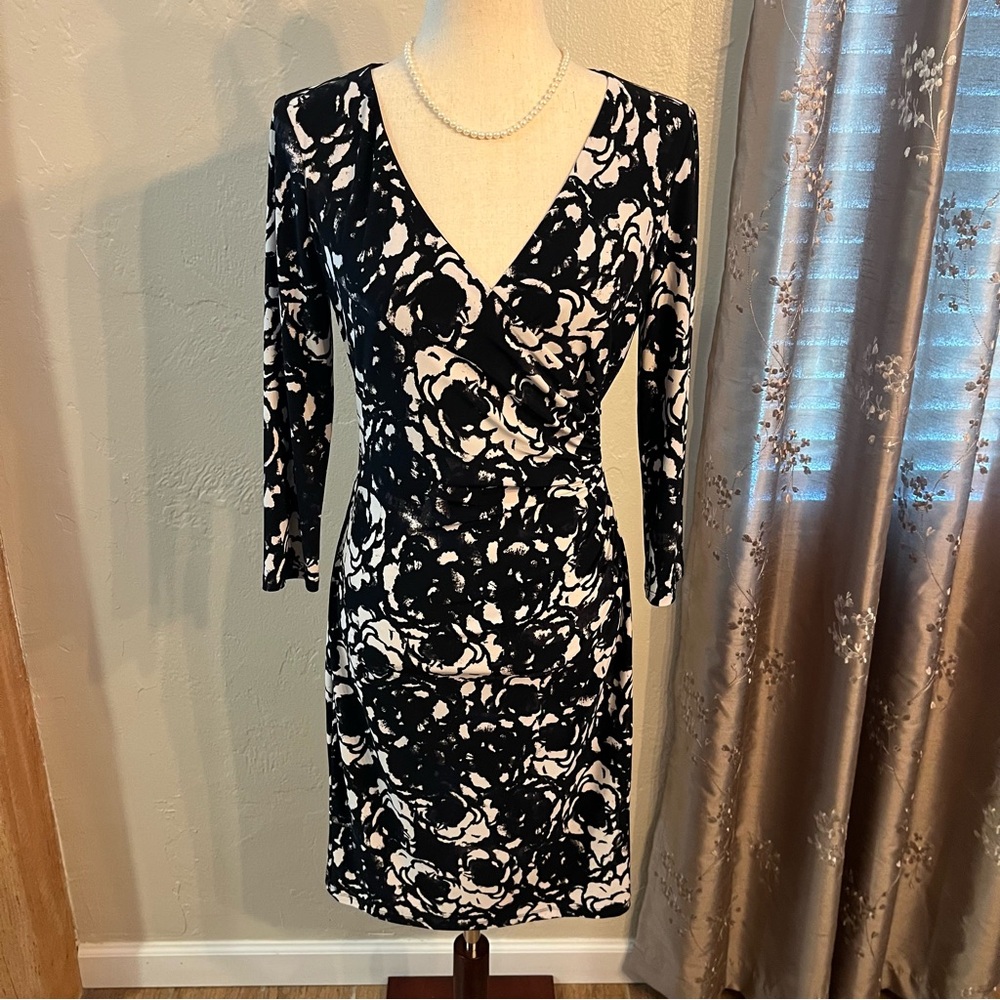 Chaps Size Small V-Neck Sheath Dress Fits Size 4 Black and White